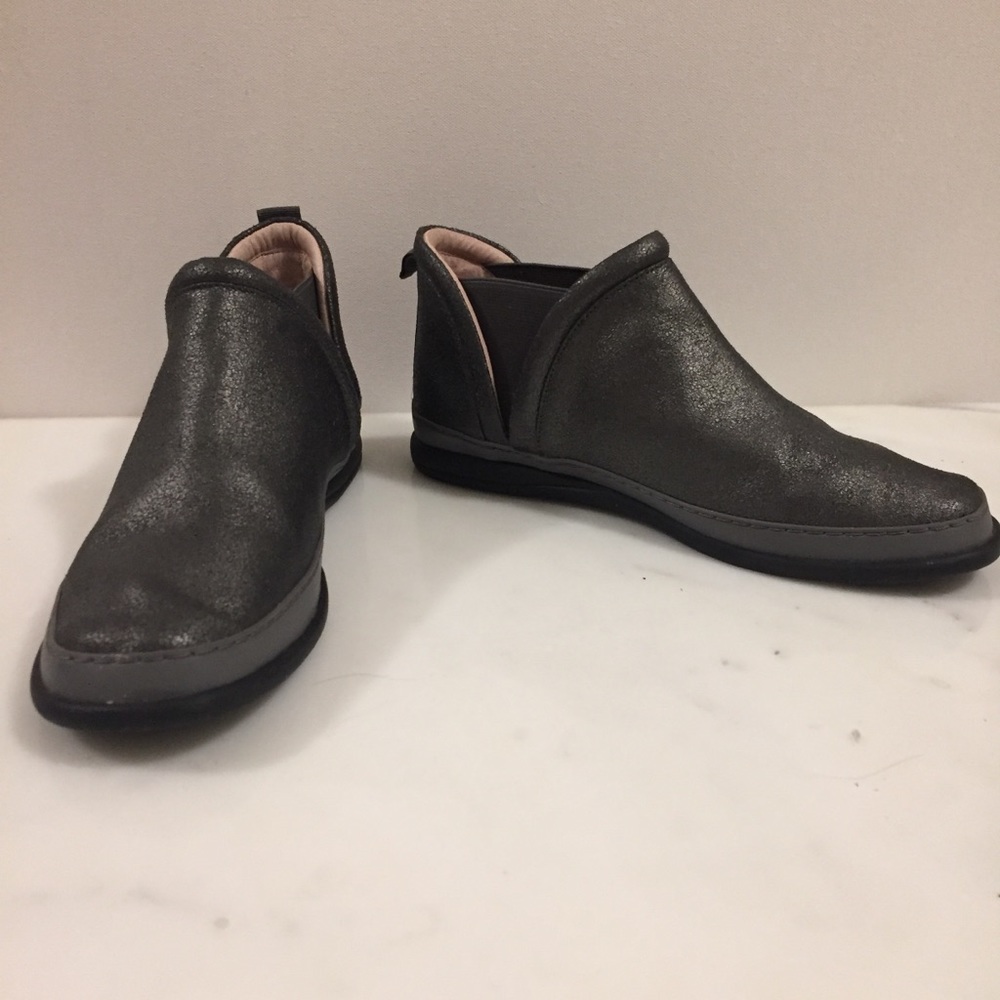 EUC Taryn Rose gray leather ankle boots